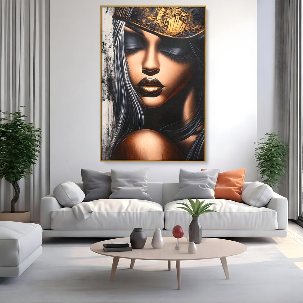 Tablou canvas cu tablou canvas cu femeie si coroana aurie, in rama de aluminiu auriu, pe perete intr-un living